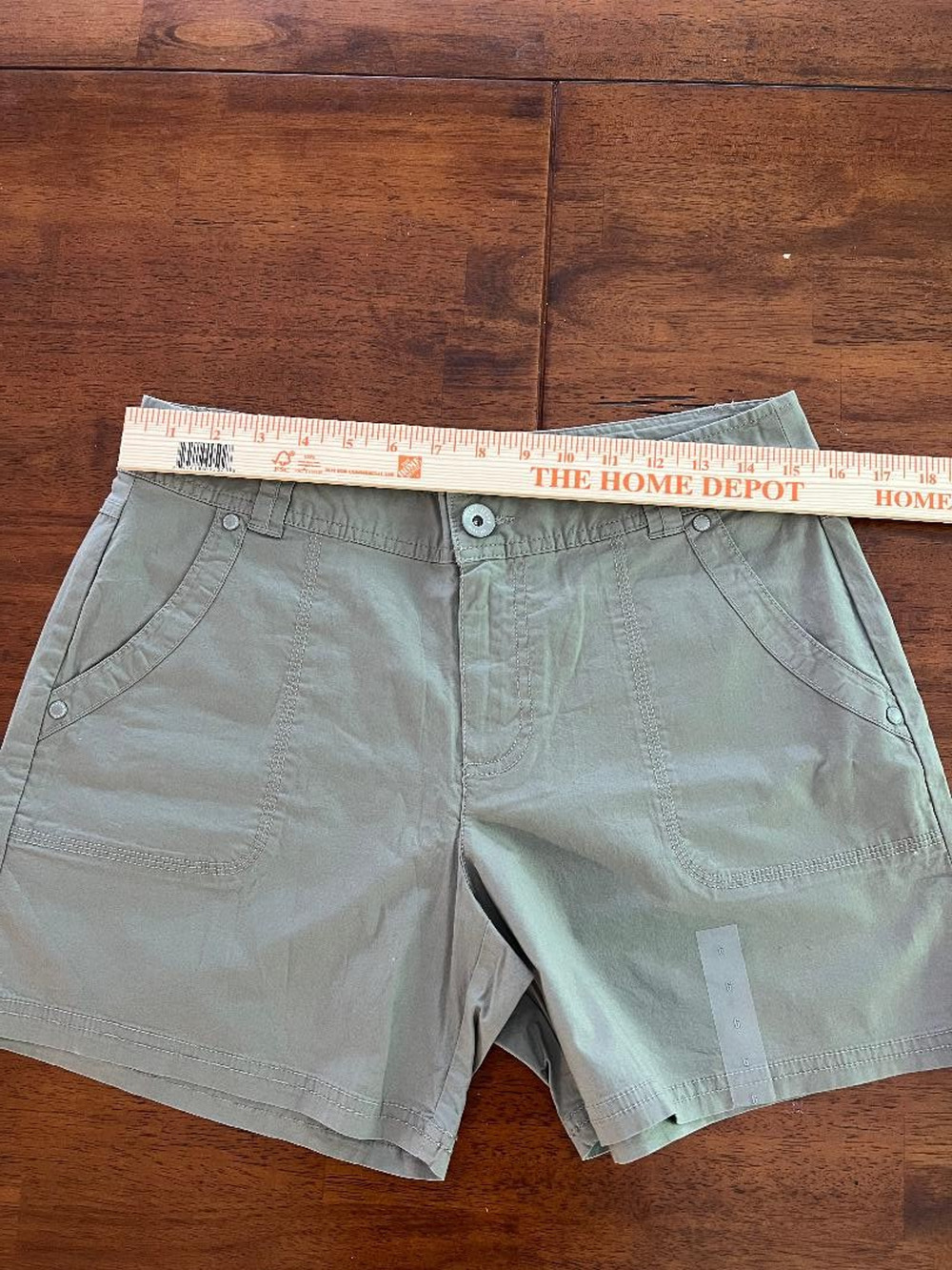 NWT Womens DKNY Shorts, Size 6